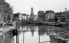 604767 Gezicht op de Stadsbuitengracht te Utrecht, vanaf de Weerdsluis, met in het midden de Zandbrug over de ...